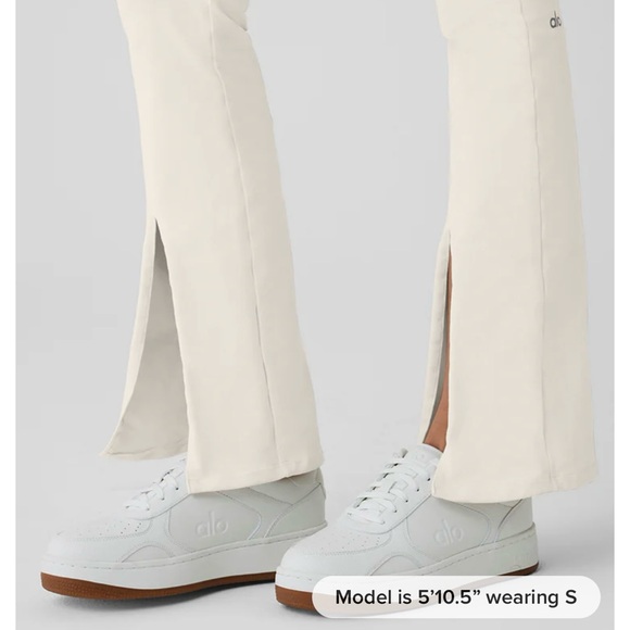 Alo top seller flutter airbrush flare leg slit legging 
Perfect - Picture 5 of 6